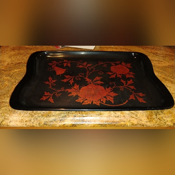 Vintage black plastic tray with red flower design - Picture 3 of 3